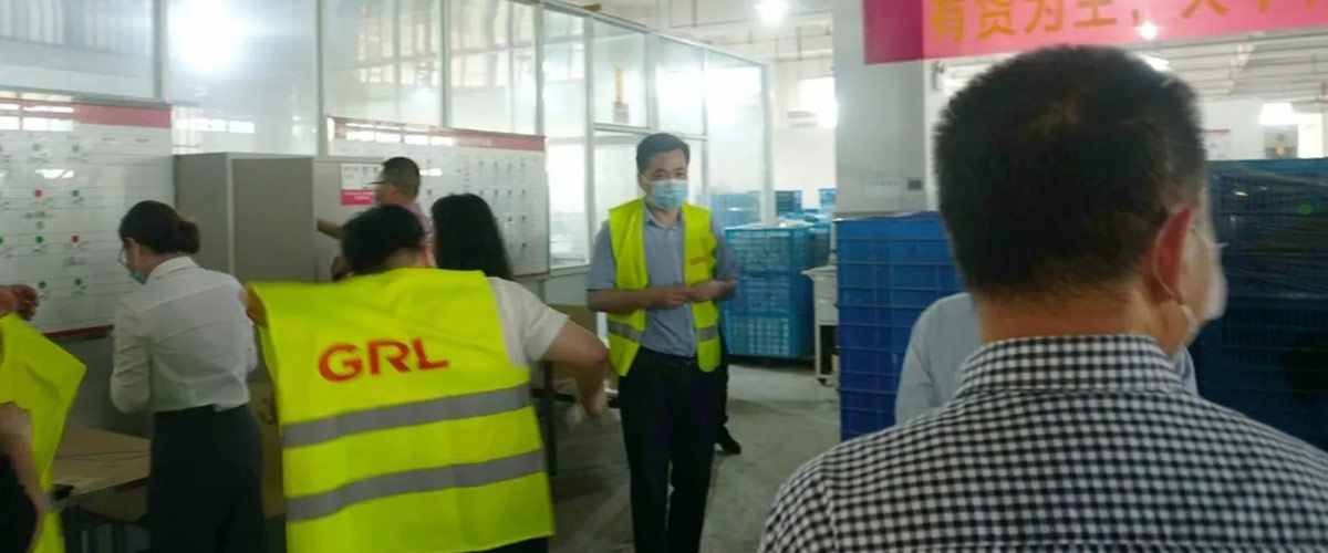 市領(lǐng)導(dǎo)穿戴警示服和耳塞