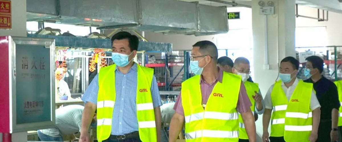 市領(lǐng)導(dǎo)視察金萊勒電氣的生產(chǎn)車間